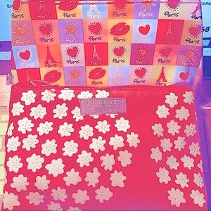 Bundle Paris & Marimekko x Clinique Pink Floral Pouch Set